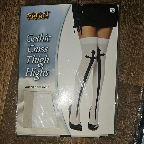 Nun Costume w/ Accessories - Picture 5 of 9